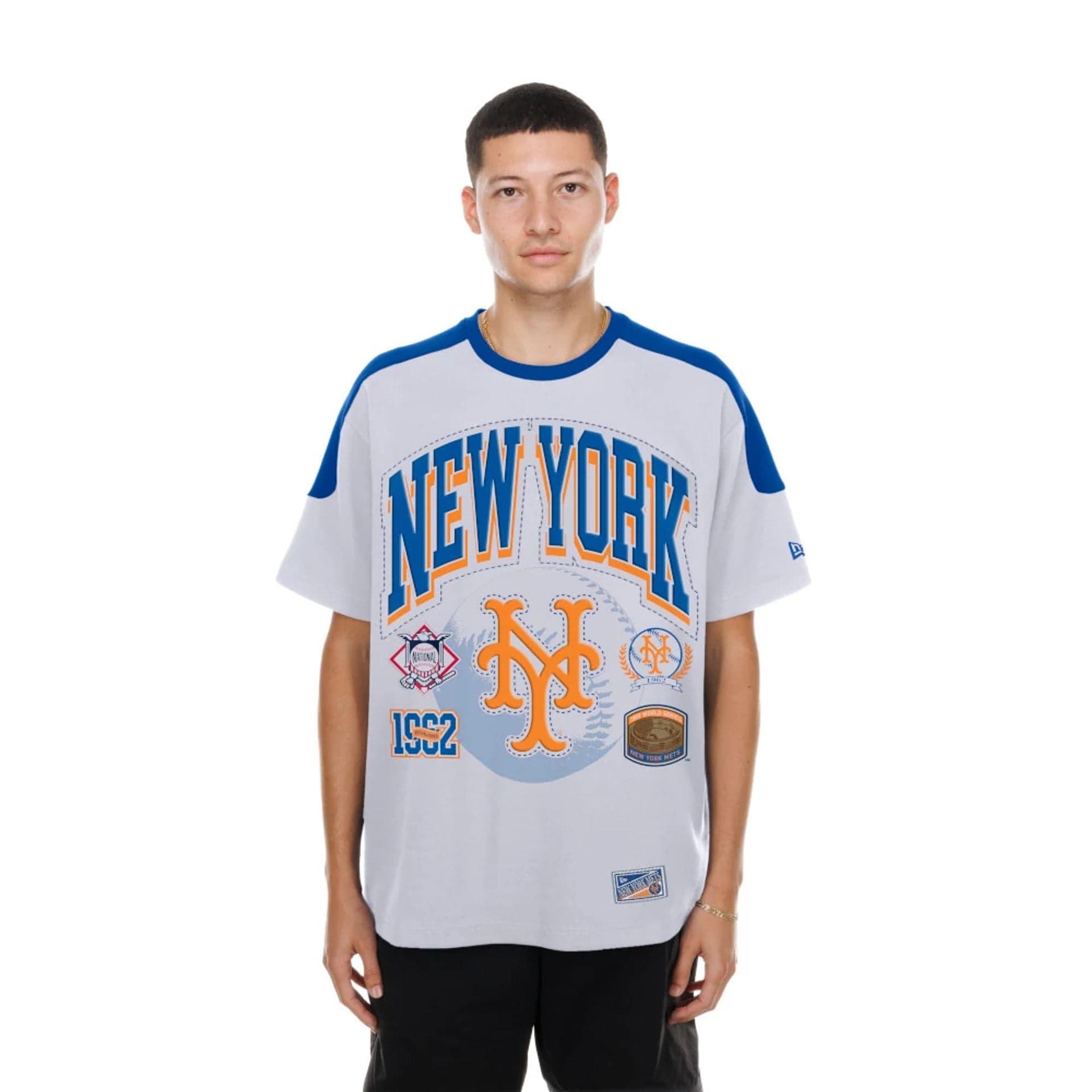 The model is wearing this MLB Sport Classic New York Mets T-Shirt in white. 1