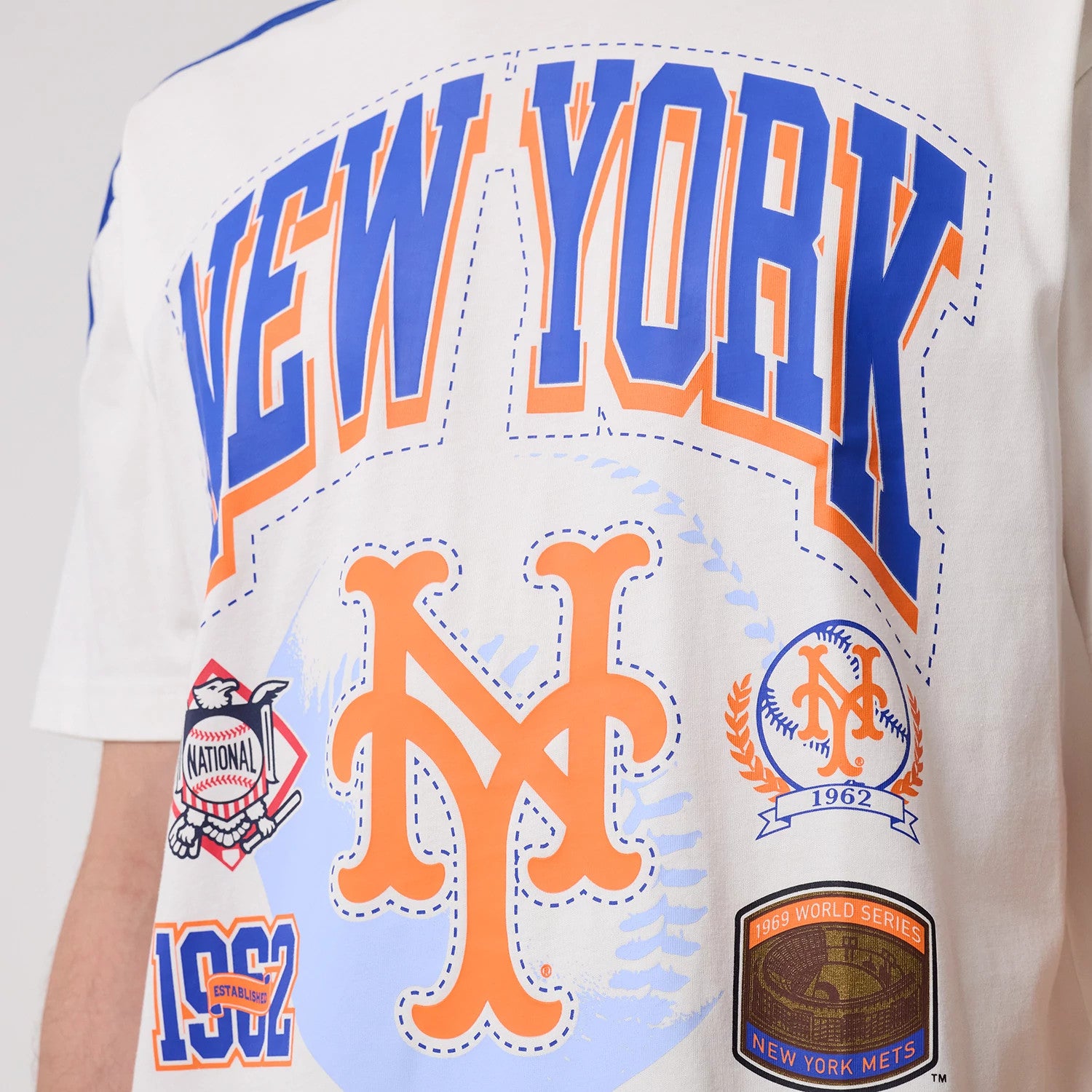 The model is wearing this MLB Sport Classic New York Mets T-Shirt in white. 4