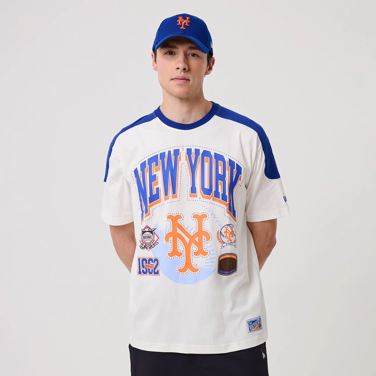The model is wearing this MLB Sport Classic New York Mets T-Shirt in white. 1