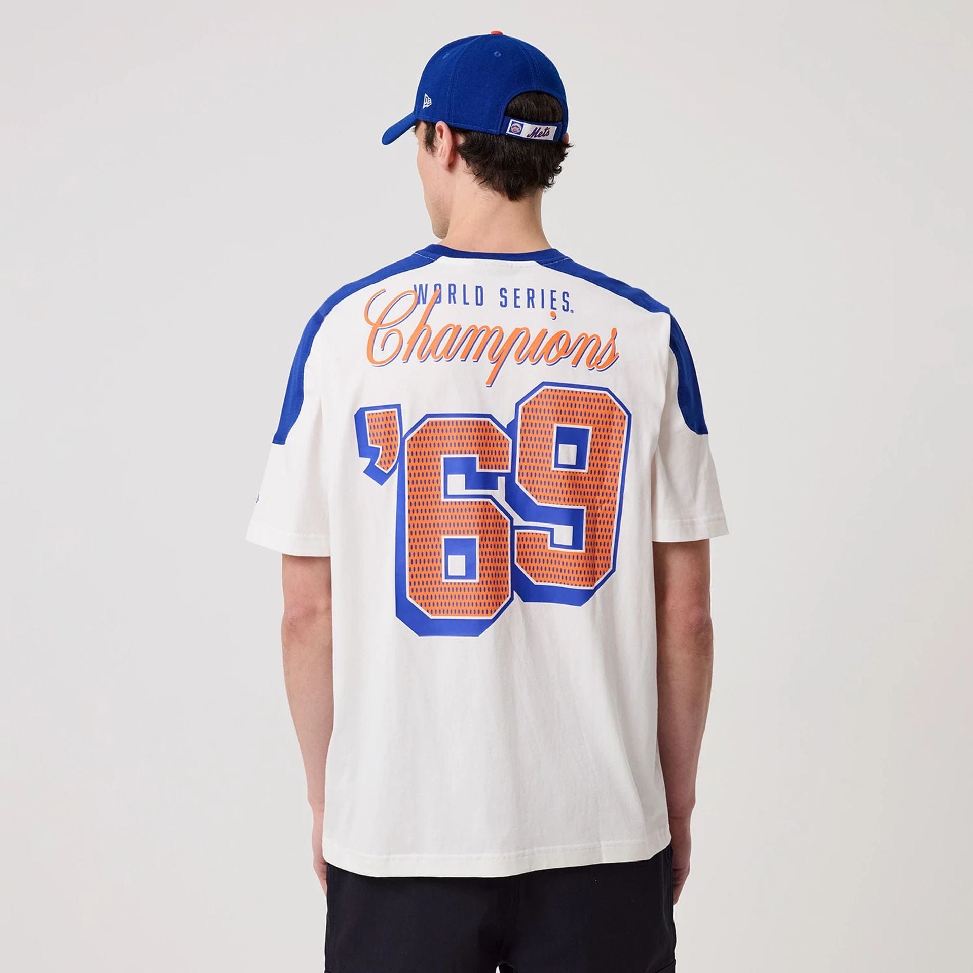 The model is wearing this MLB Sport Classic New York Mets T-Shirt in white. 2