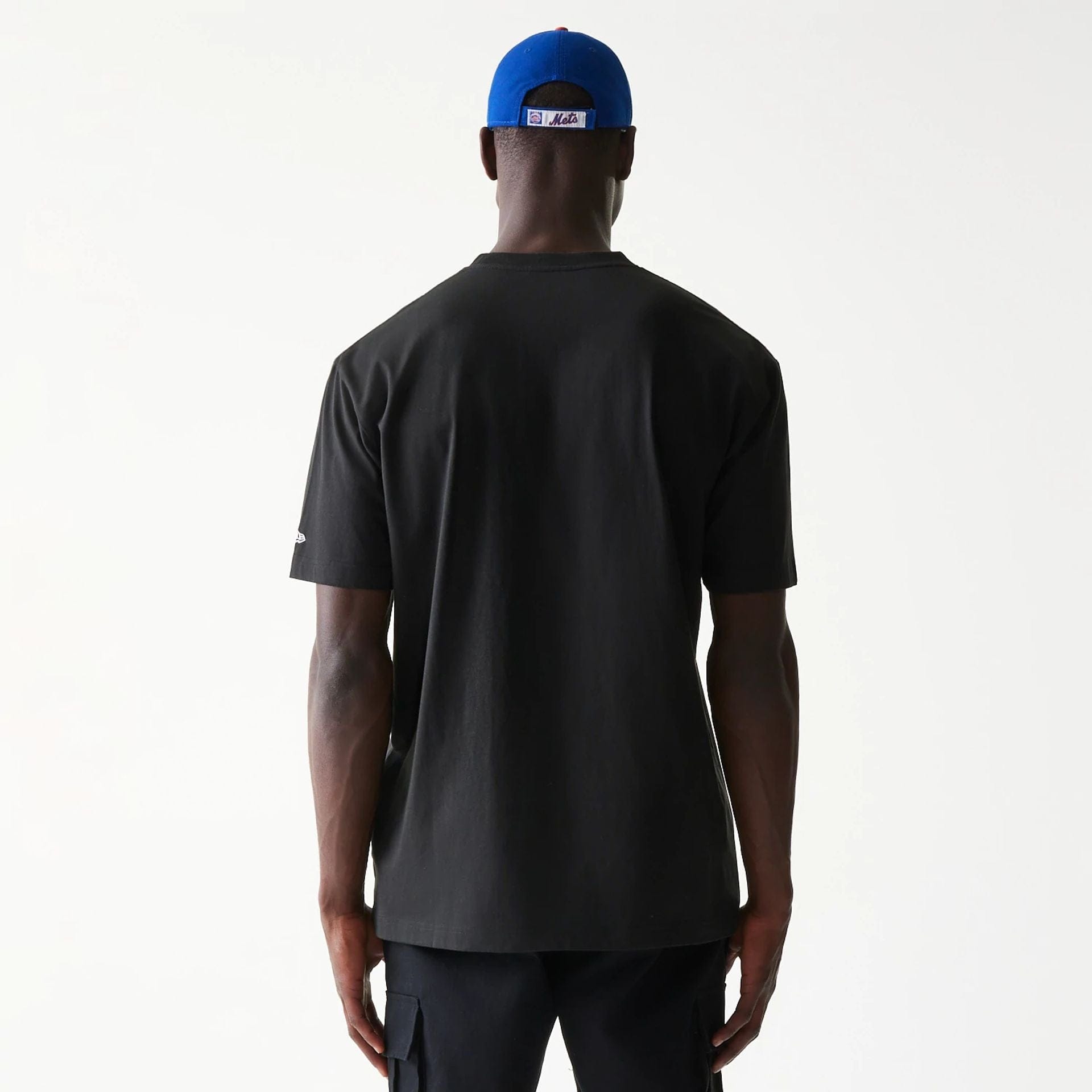 The model is wearing this MLB Sport Classic New York Mets T-Shirt in black. 2