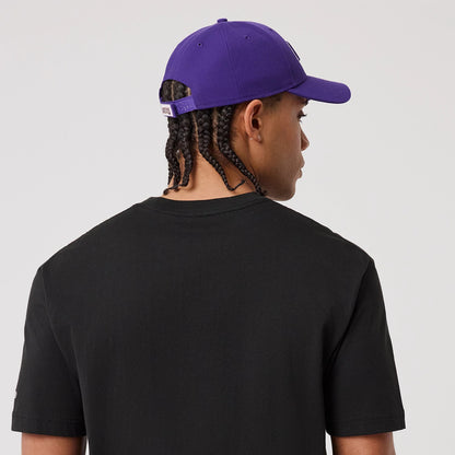 The model is wearing this NBA Sport Classic LA Lakers T-Shirt in black. 7