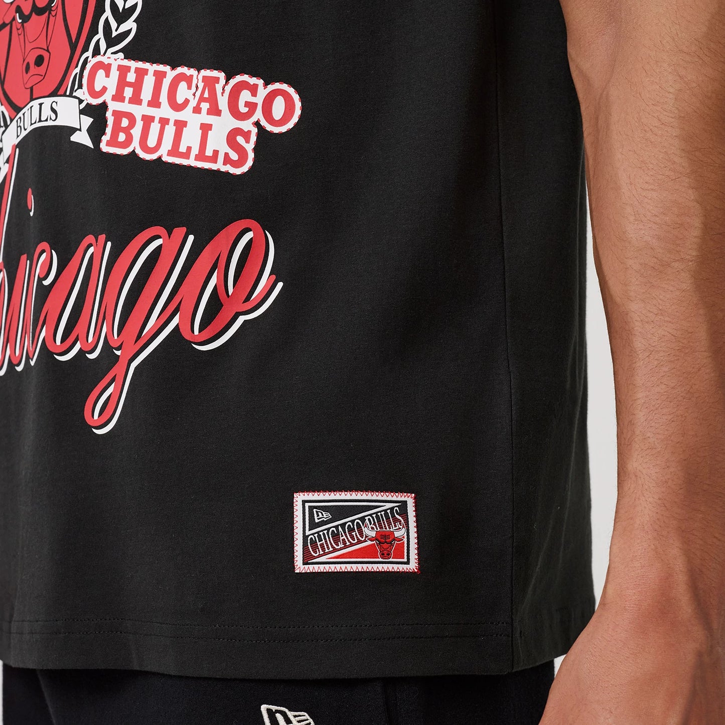 The model is wearing this NBA Sport Classic Chicago Bulls T-Shirt in black. 6