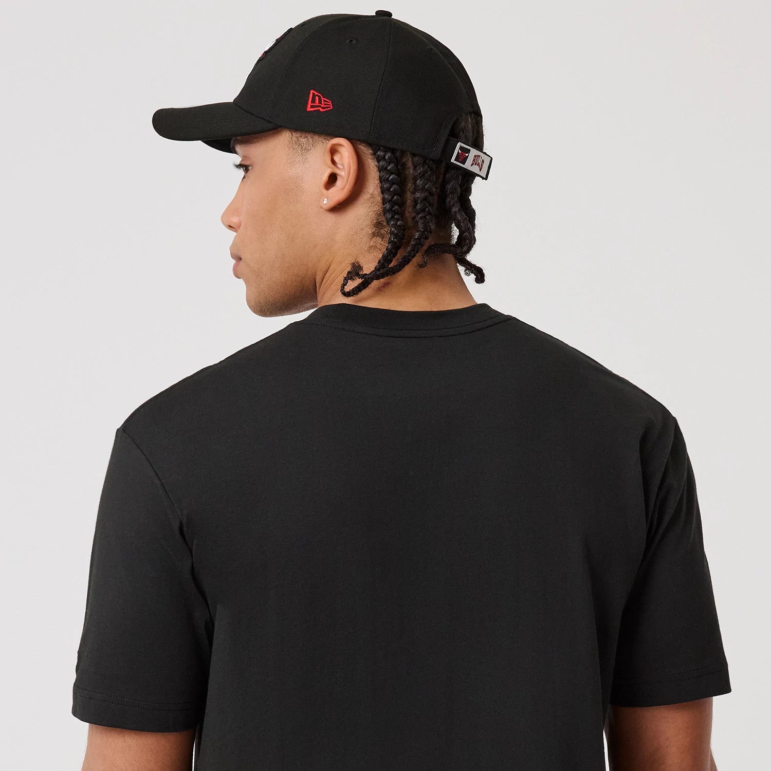 The model is wearing this NBA Sport Classic Chicago Bulls T-Shirt in black. 7