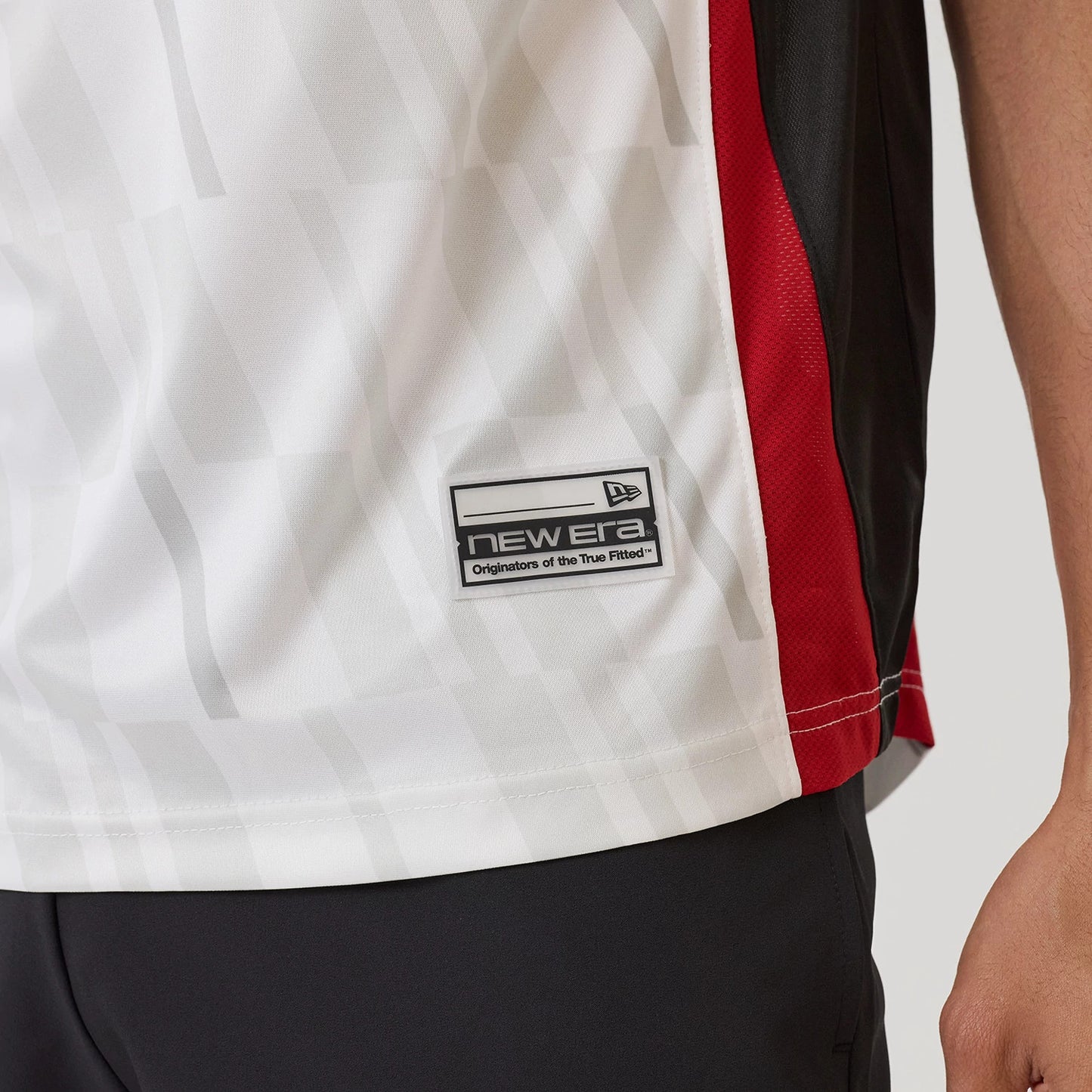 The model is wearing this NBA Match Chicago Bulls T-Shirt in white. 6