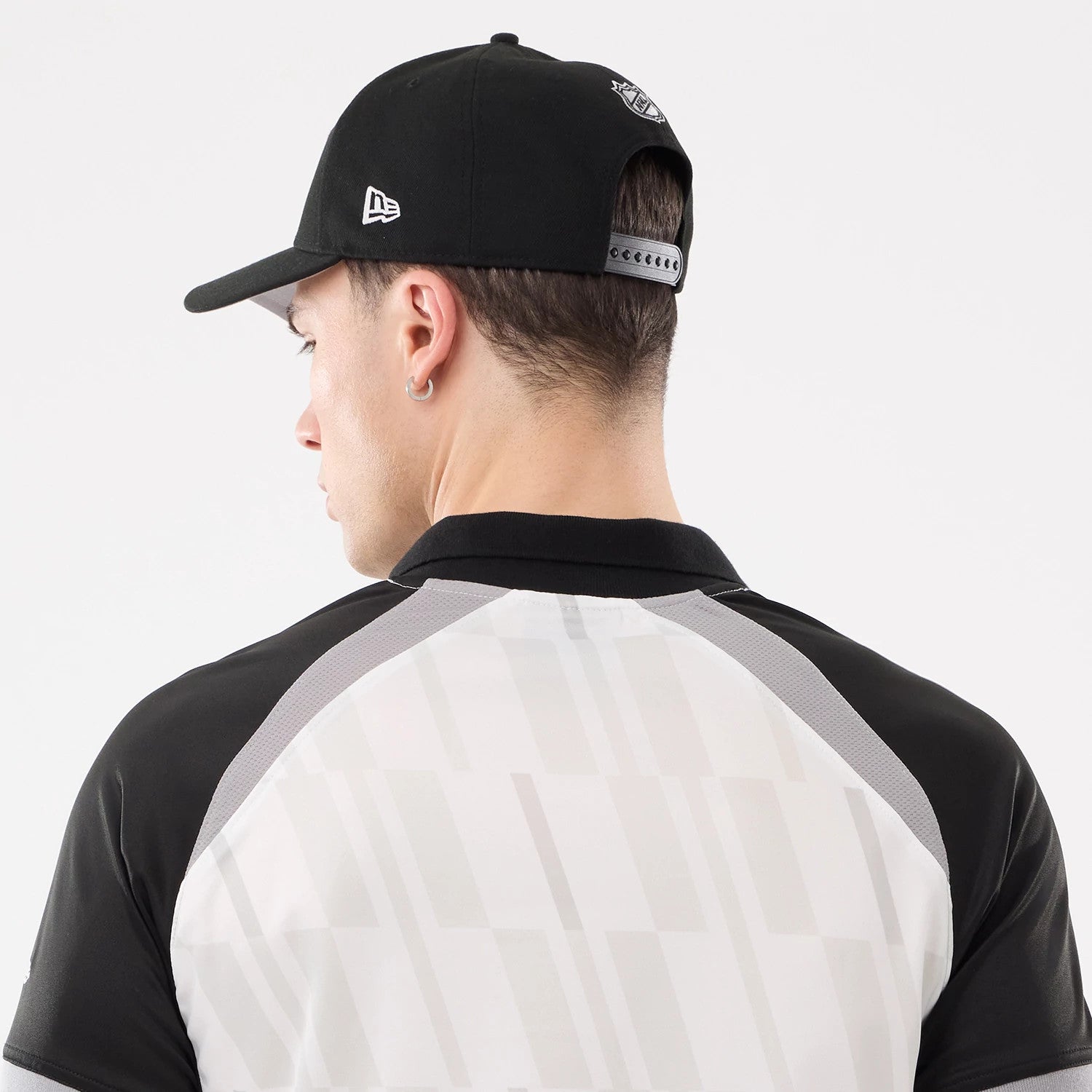 The model is wearing this NHL Match LA Kings T-Shirt in black. 7
