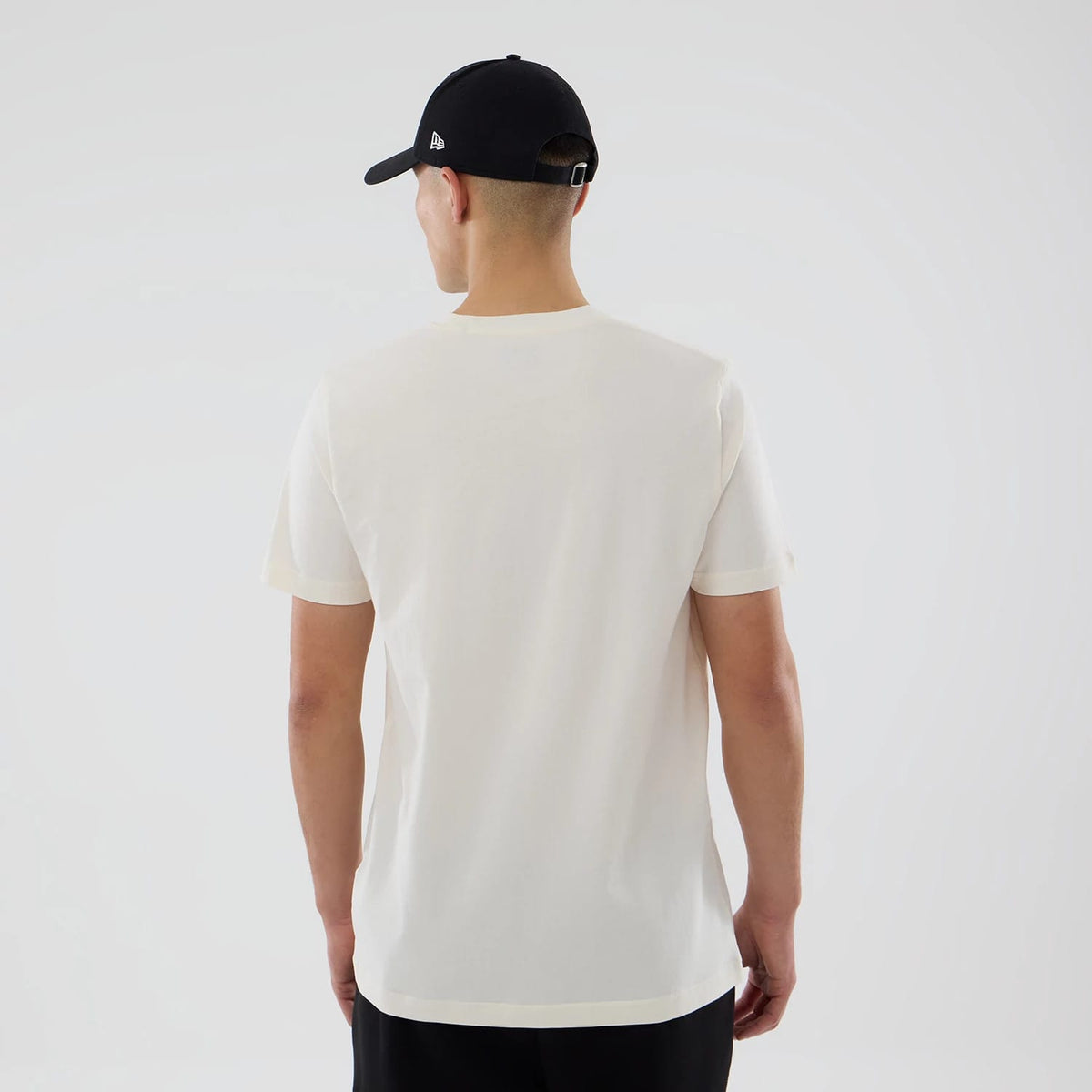 The model is wearing this MLB Spring Training 2026 Grapefruit League Logo T-Shirt in Cream. 2