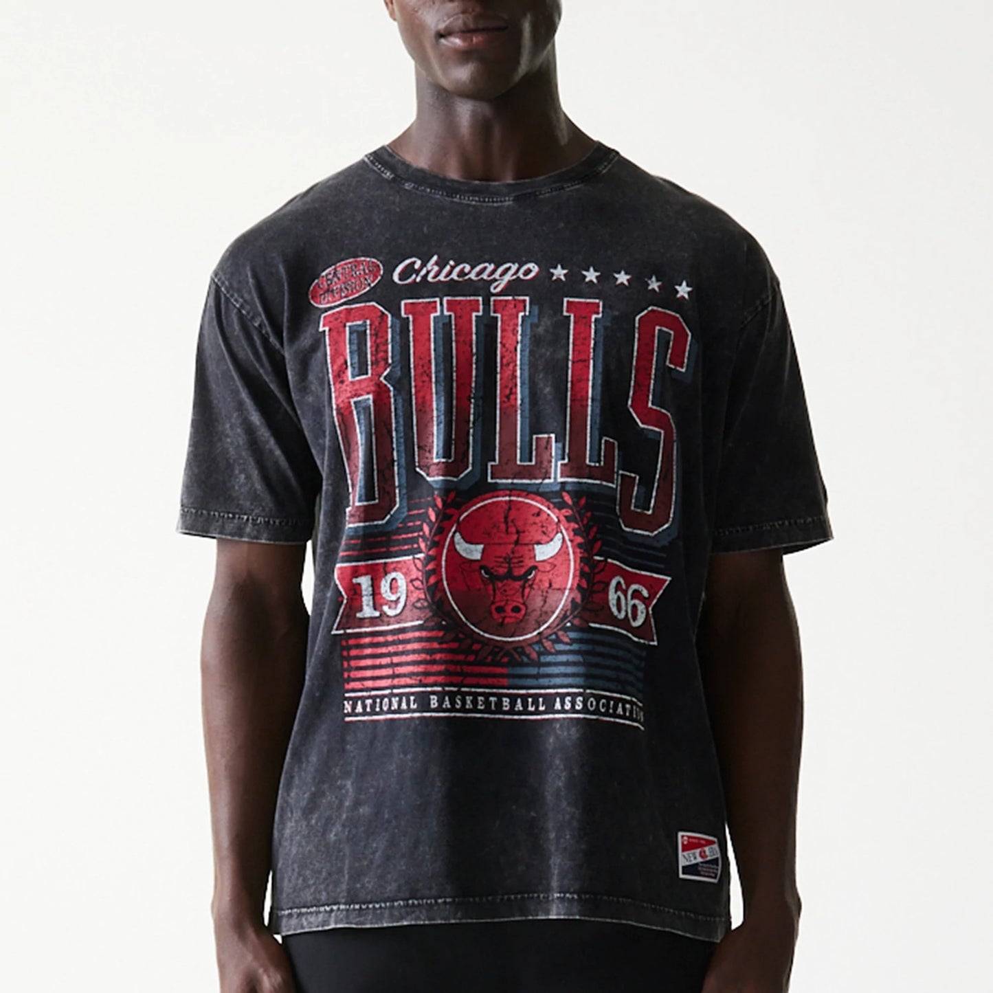 The model is wearing this NBA Chicago Bulls T-Shirt in black. 7