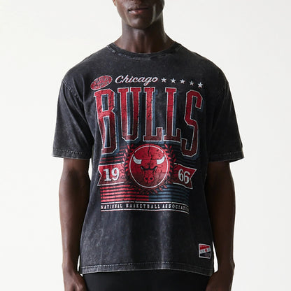 The model is wearing this NBA Chicago Bulls T-Shirt in black. 7