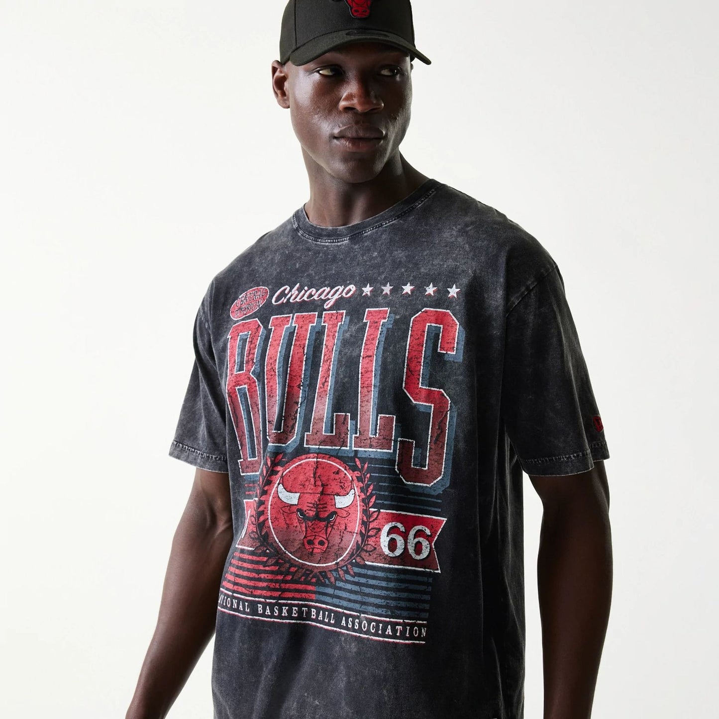 The model is wearing this NBA Chicago Bulls T-Shirt in black. 6