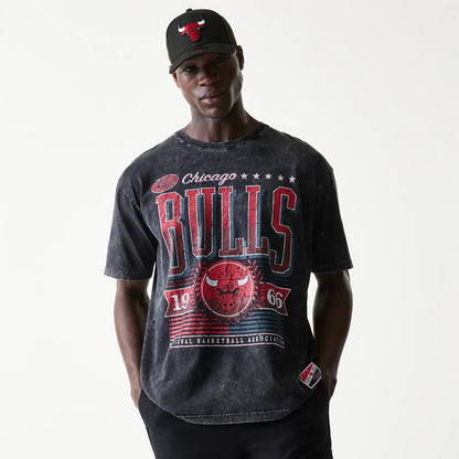 The model is wearing this NBA Chicago Bulls T-Shirt in black. 1