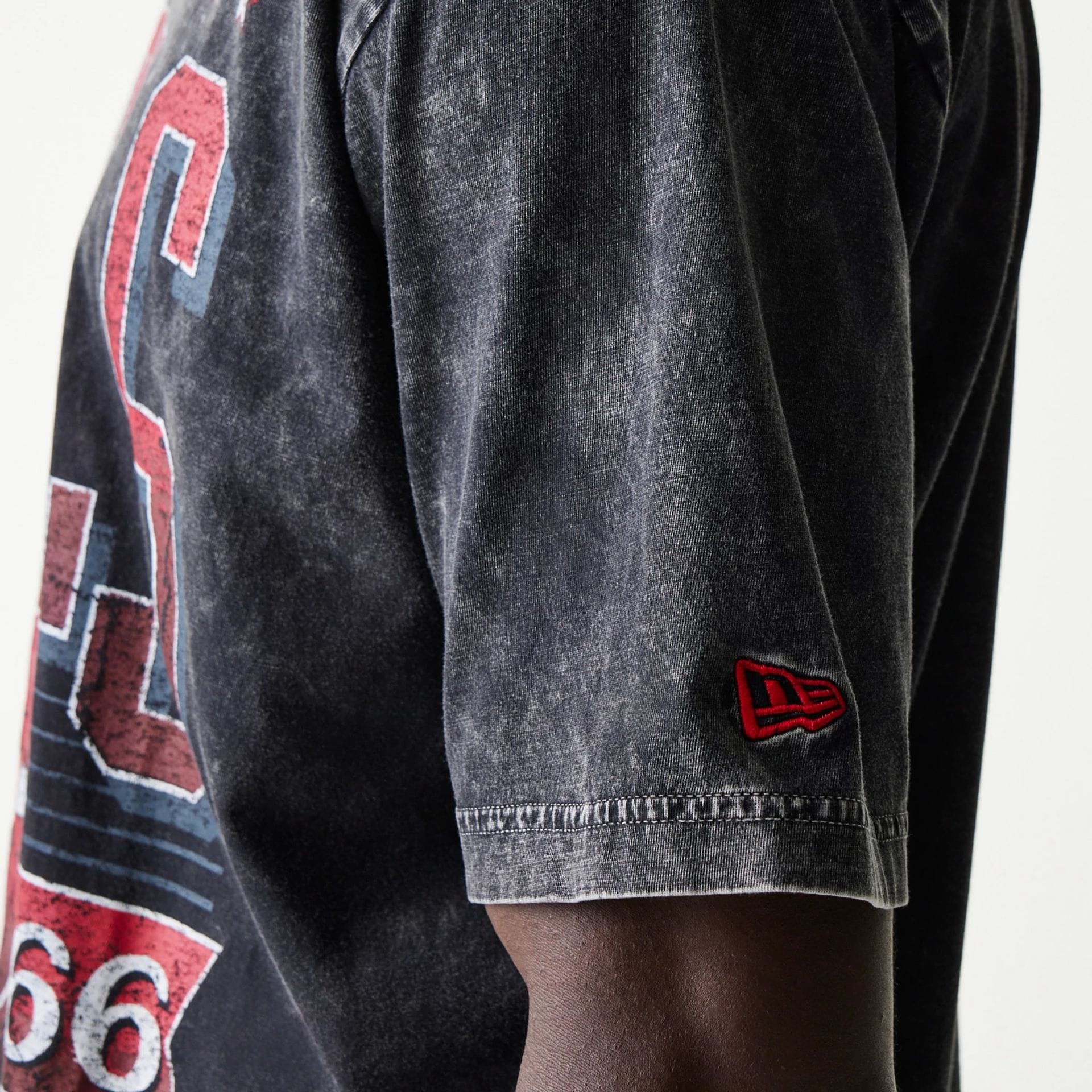 The model is wearing this NBA Chicago Bulls T-Shirt in black. 4
