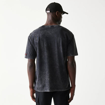 The model is wearing this NBA Chicago Bulls T-Shirt in black. 2