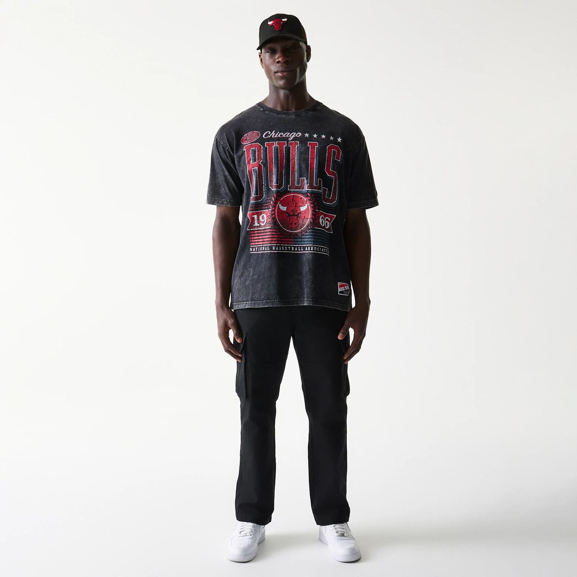 The model is wearing this NBA Chicago Bulls T-Shirt in black. 8