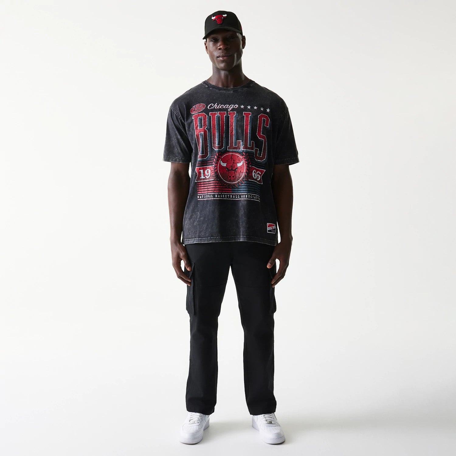 The model is wearing this NBA Chicago Bulls T-Shirt in black. 8