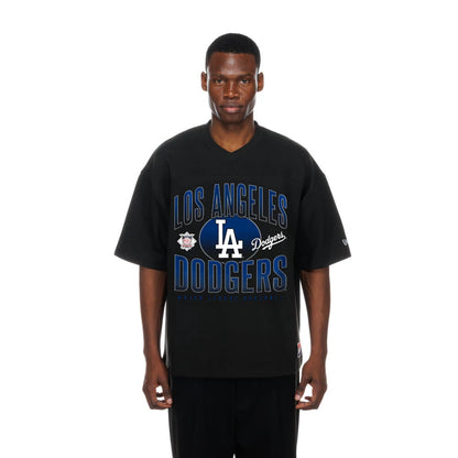 The model is wearing this MLB LA Dodgers Boxy T-Shirt in black. 1