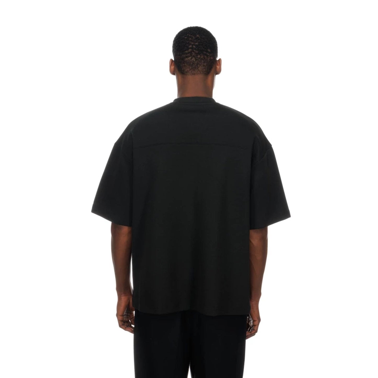 The model is wearing this MLB LA Dodgers Boxy T-Shirt in black. 2