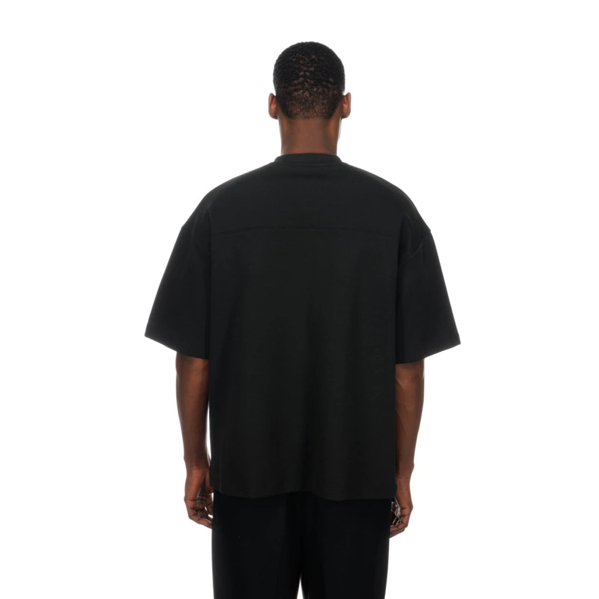 The model is wearing this MLB LA Dodgers Boxy T-Shirt in black. 2