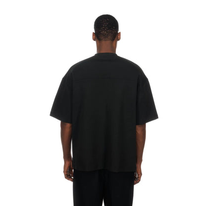 The model is wearing this MLB LA Dodgers Boxy T-Shirt in black. 2