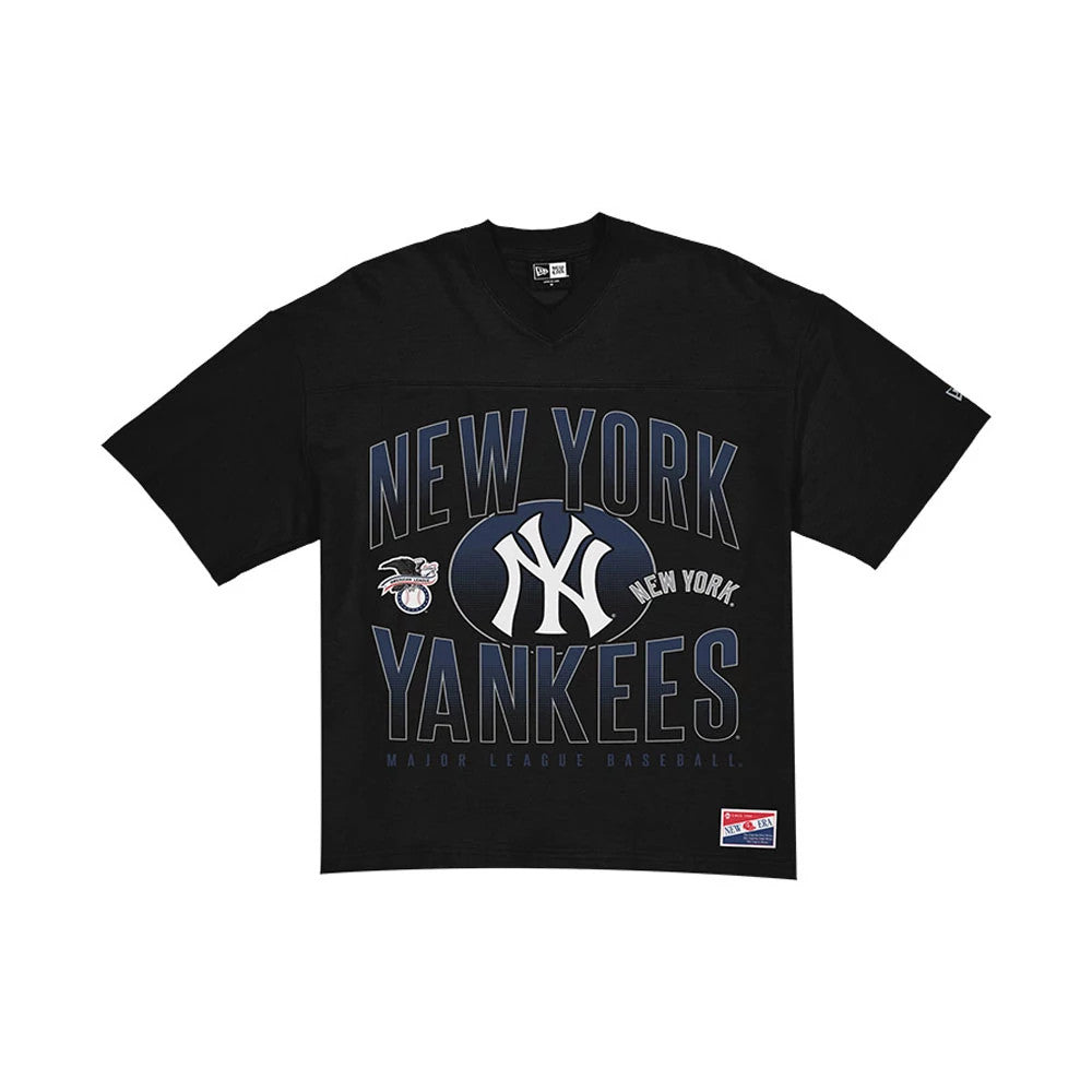 The model is wearing this MLB New York Yankees Boxy T-Shirt in black. 1