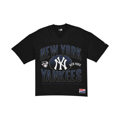 The model is wearing this MLB New York Yankees Boxy T-Shirt in black. 1