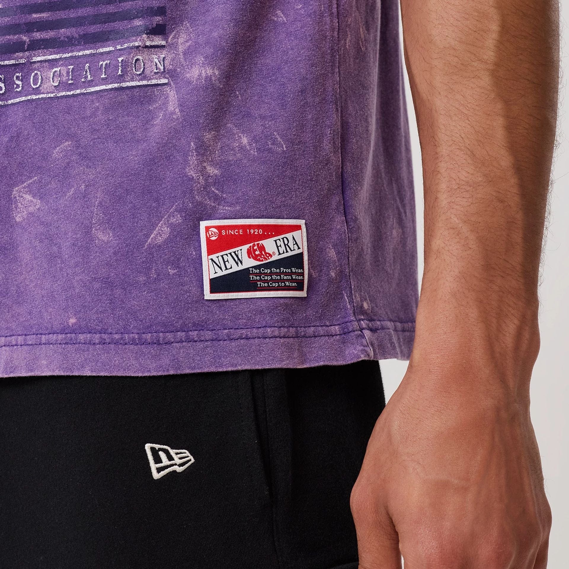 The model is wearing this NBA LA Lakers T-Shirt in purple. 3