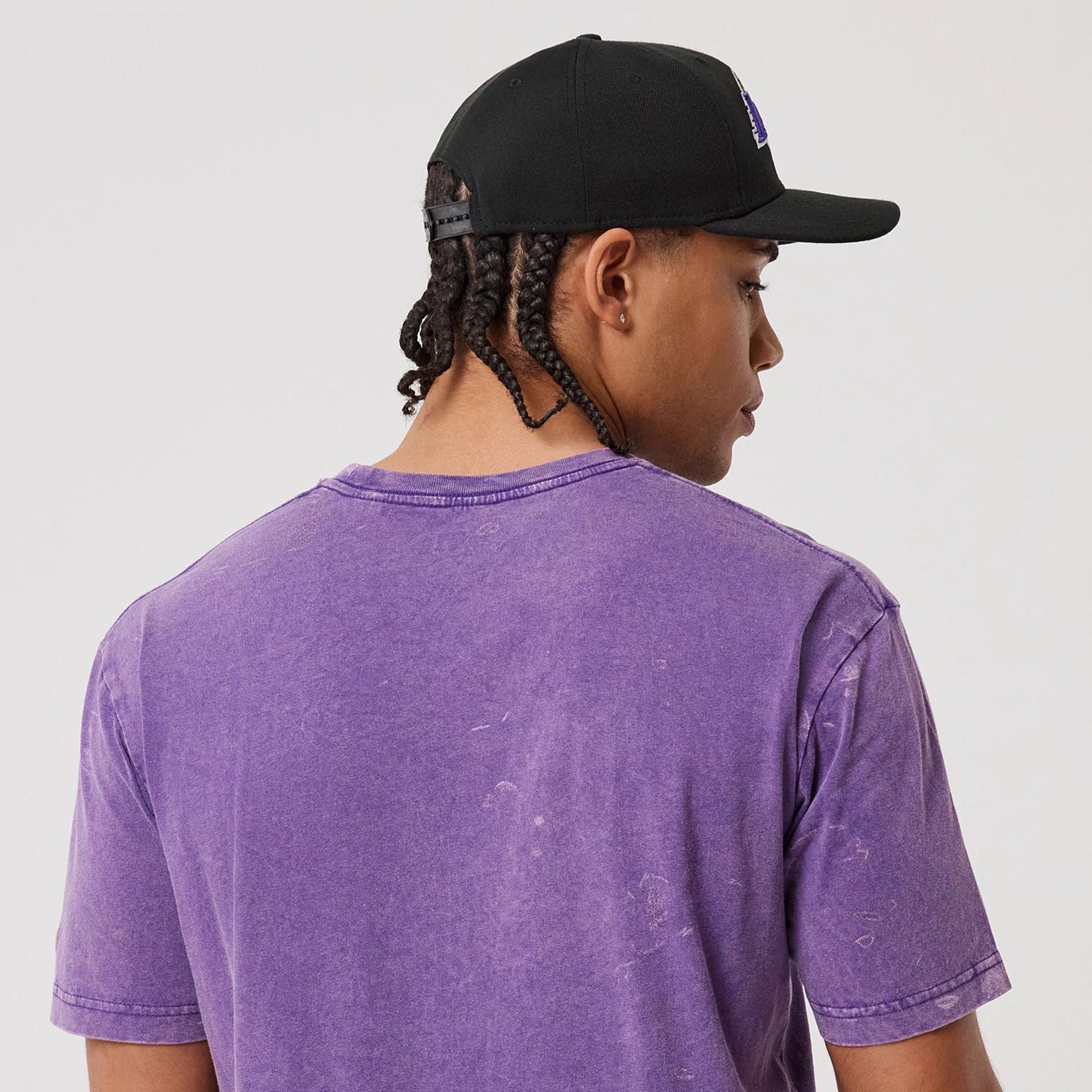 The model is wearing this NBA LA Lakers T-Shirt in purple. 5