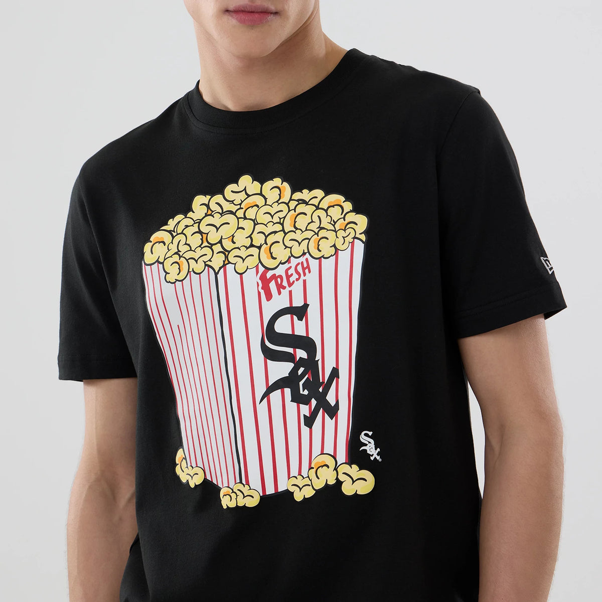 The model is wearing this MLB Popcorn Chicago White Sox T-Shirt in black. 5
