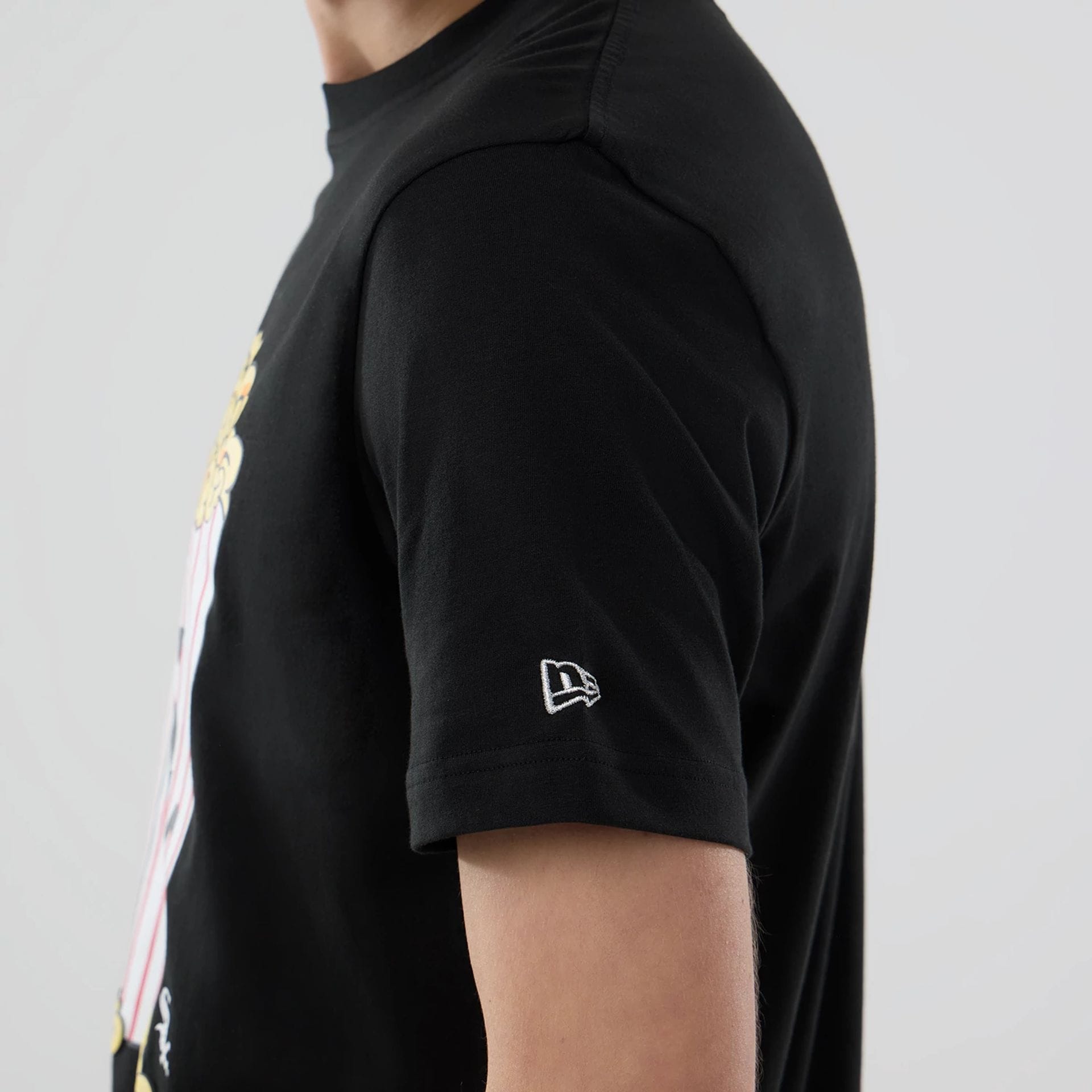 The model is wearing this MLB Popcorn Chicago White Sox T-Shirt in black. 4