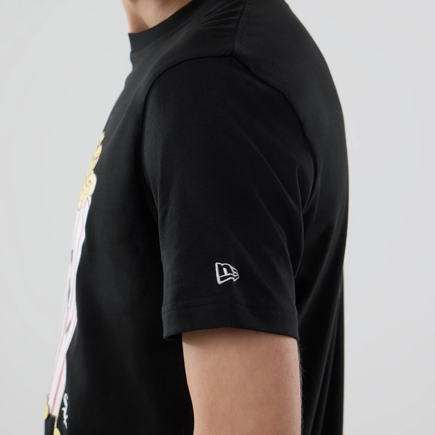 The model is wearing this MLB Popcorn Chicago White Sox T-Shirt in black. 4