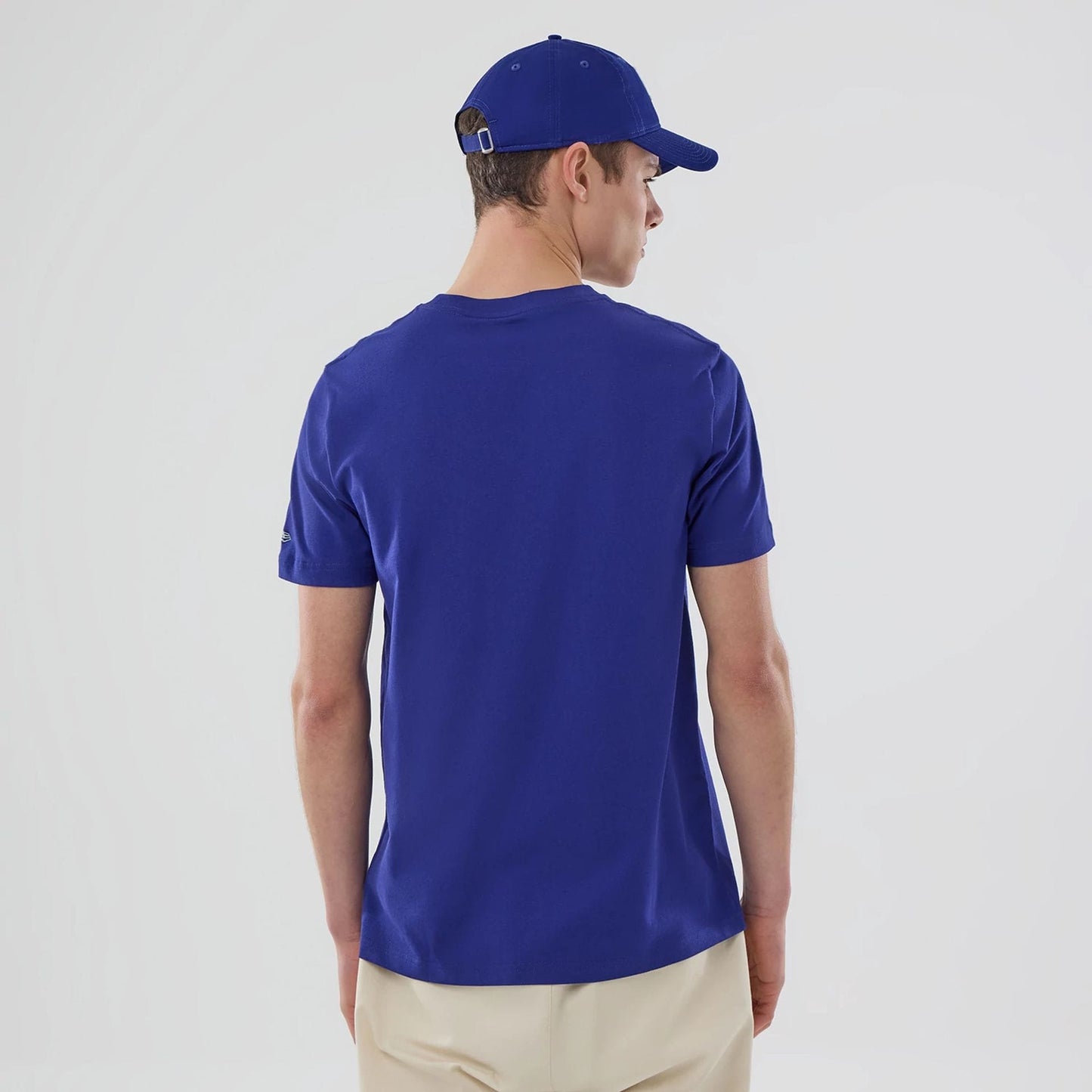 The model is wearing this MLB Popcorn LA Dodgers T-Shirt in dark blue. 2