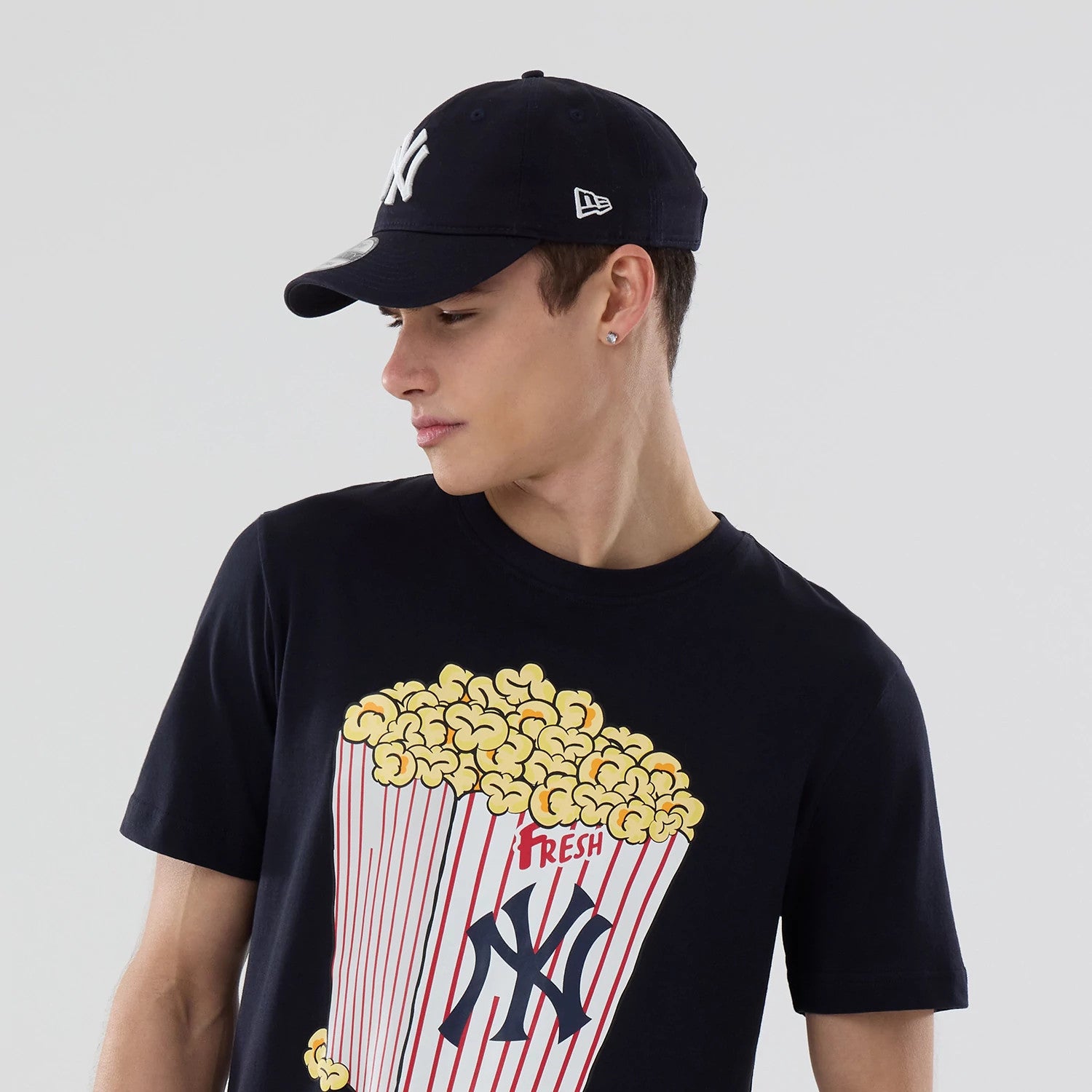 The model is wearing this MLB Popcorn New York Yankees T-Shirt in navy. 6