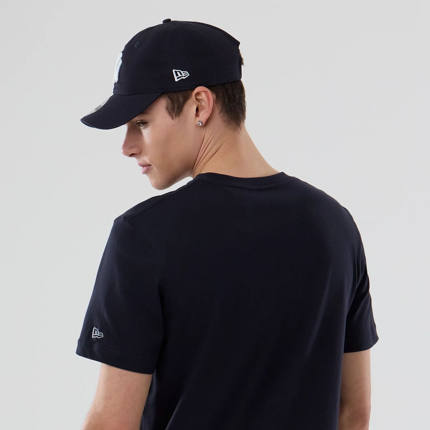The model is wearing this MLB Popcorn New York Yankees T-Shirt in navy. 7