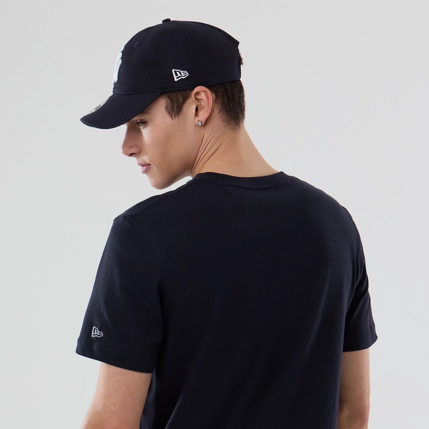 The model is wearing this MLB Popcorn New York Yankees T-Shirt in navy. 7