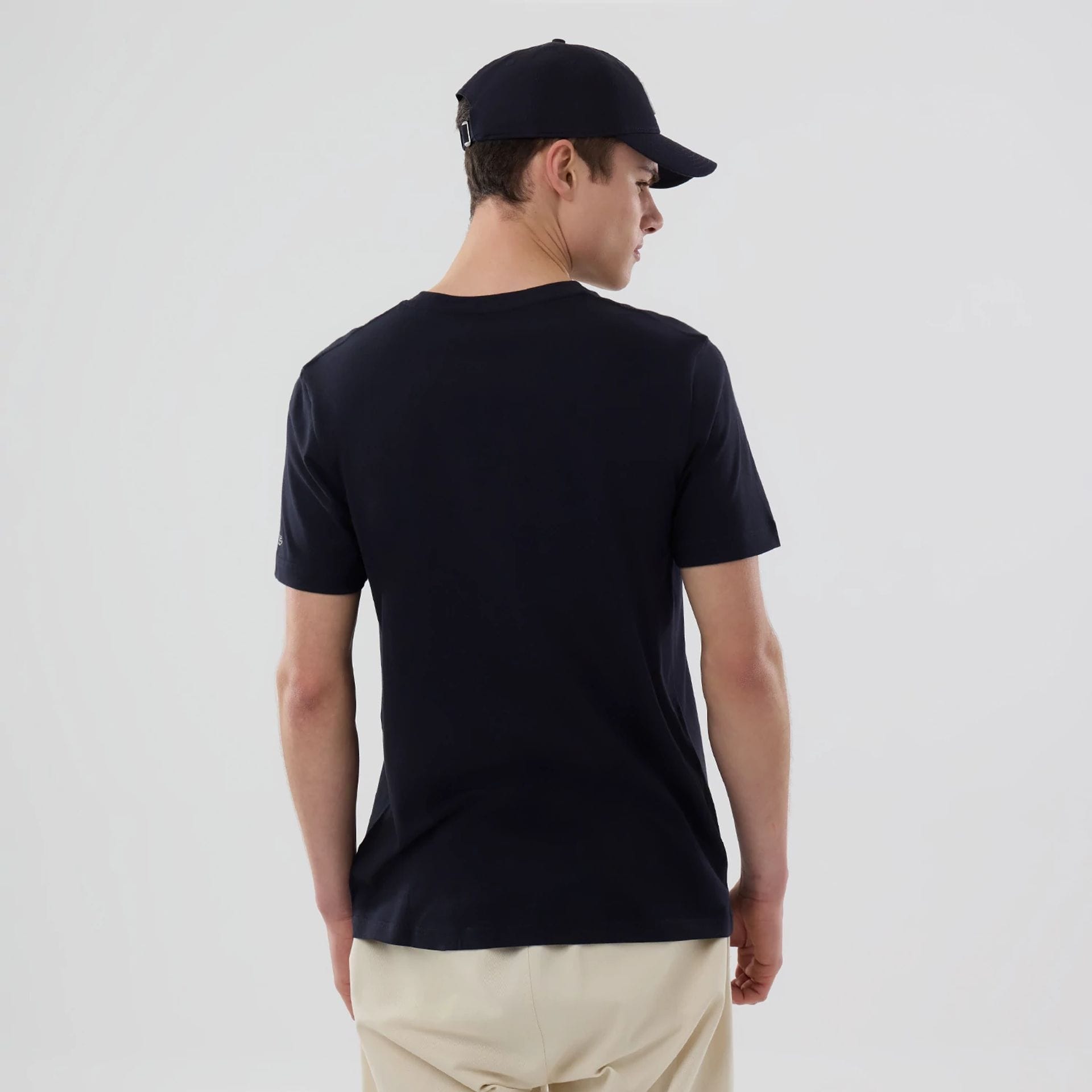 The model is wearing this MLB Popcorn New York Yankees T-Shirt in navy. 2