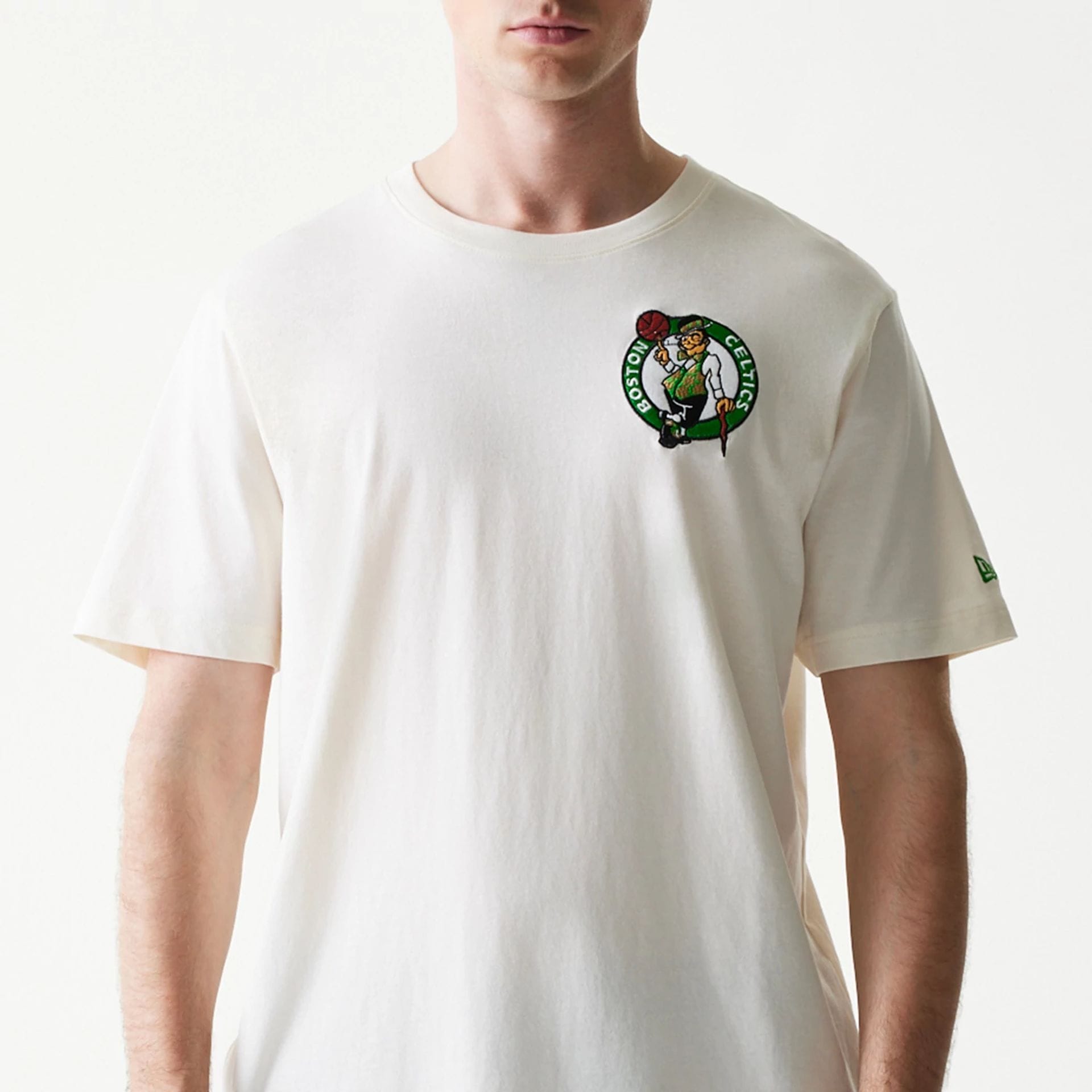 The model is wearing this NBA  Hotdog Boston Celtics T-Shirt in cream. 3