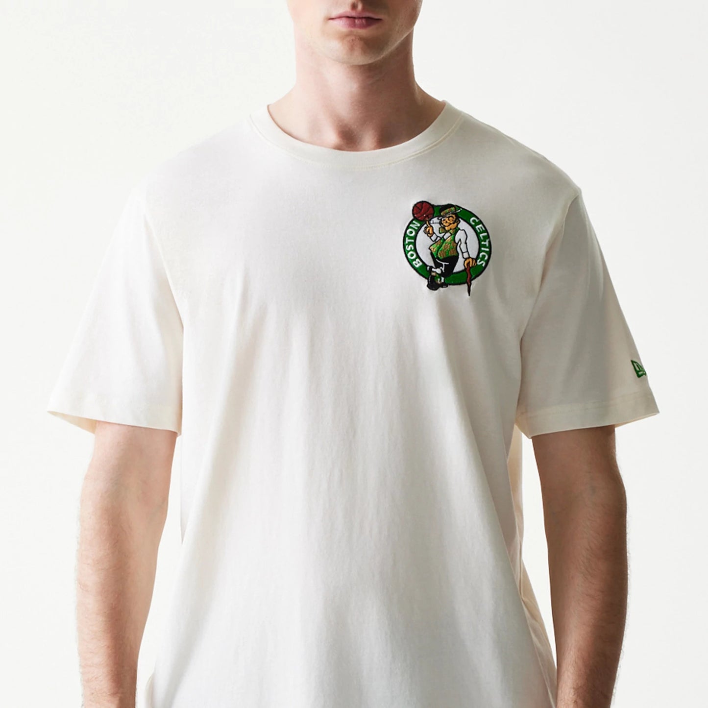 The model is wearing this NBA  Hotdog Boston Celtics T-Shirt in cream. 3