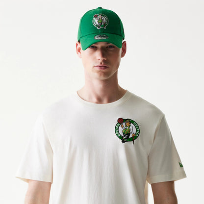 The model is wearing this NBA  Hotdog Boston Celtics T-Shirt in cream. 4