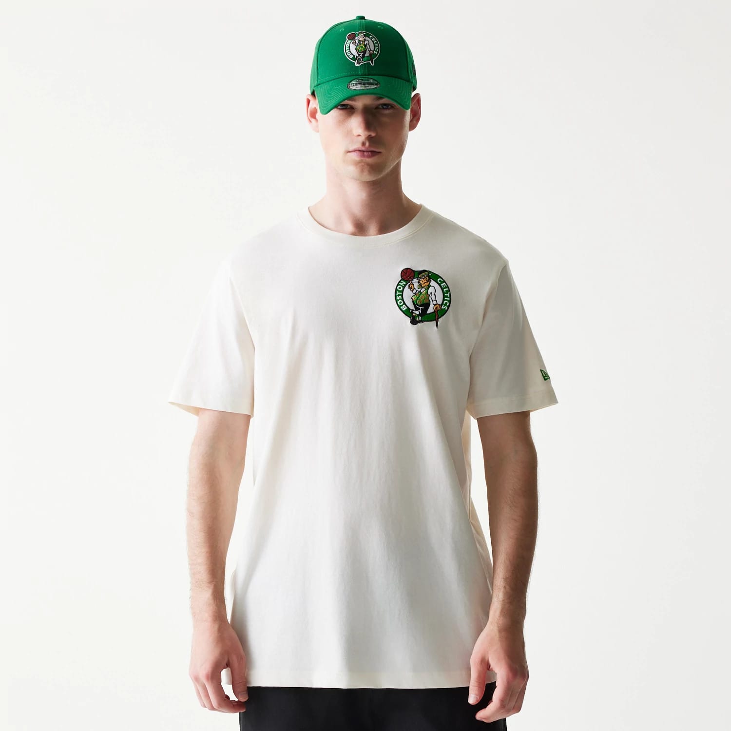 The model is wearing this NBA  Hotdog Boston Celtics T-Shirt in cream. 1