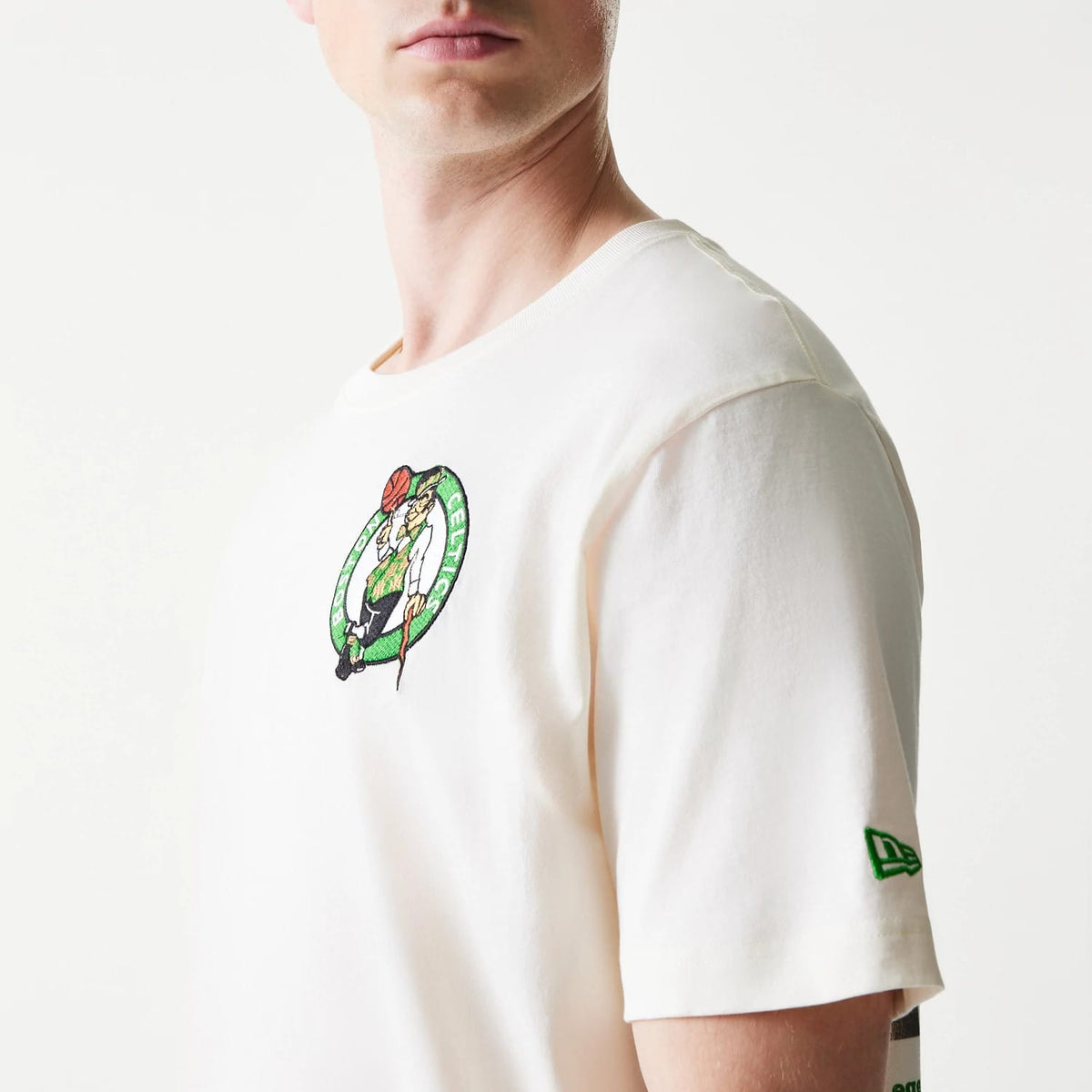 The model is wearing this NBA  Hotdog Boston Celtics T-Shirt in cream. 5