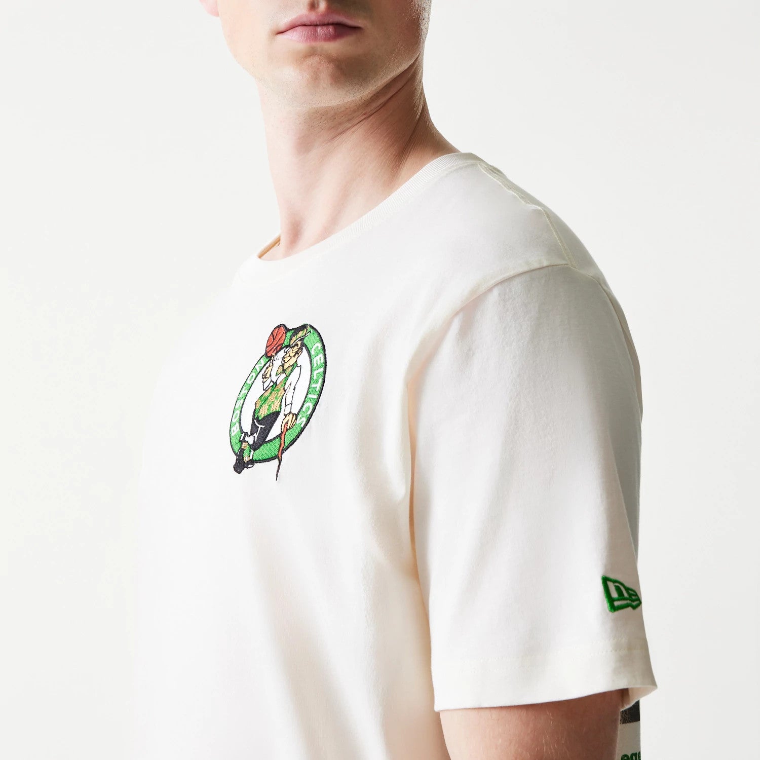 The model is wearing this NBA  Hotdog Boston Celtics T-Shirt in cream. 5