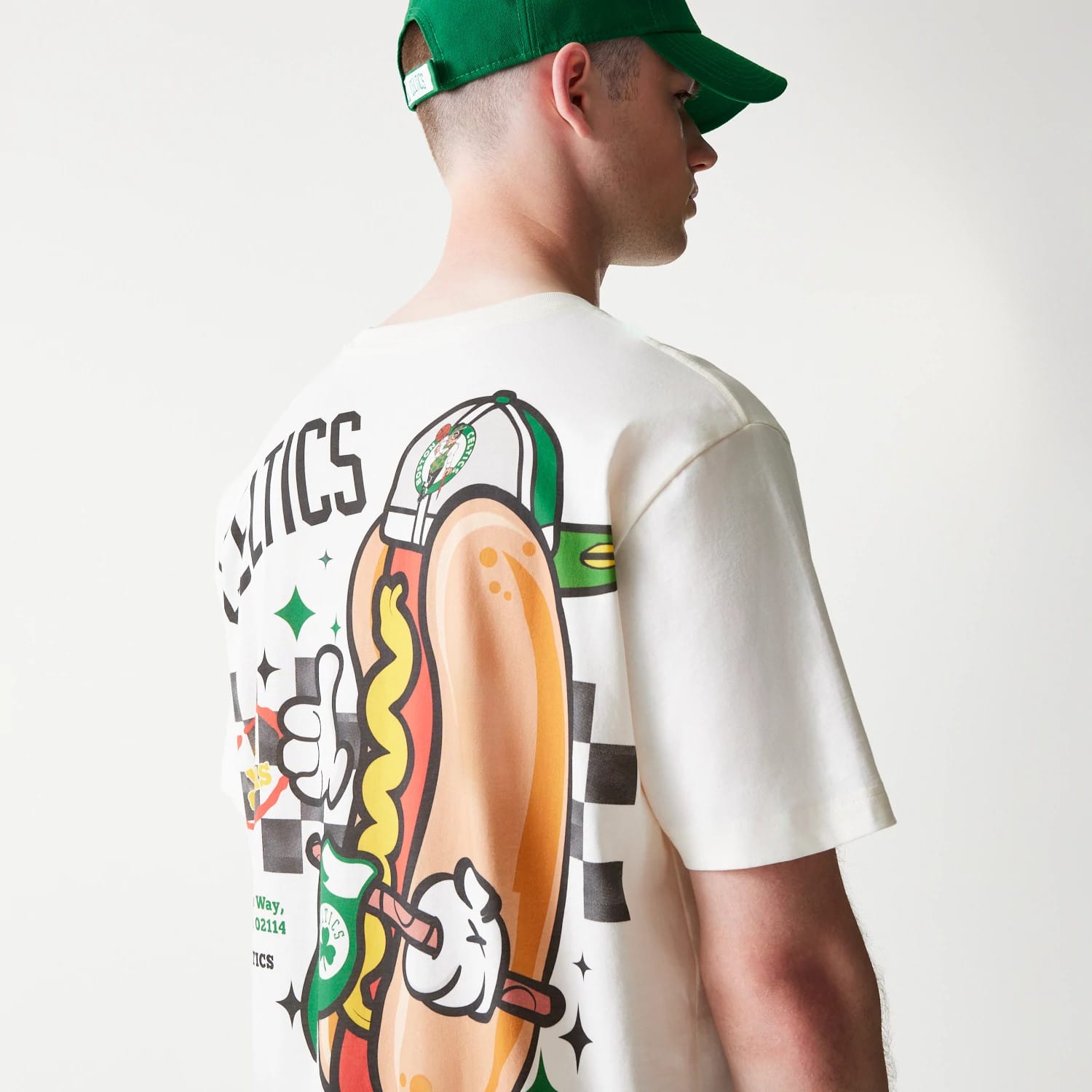 The model is wearing this NBA  Hotdog Boston Celtics T-Shirt in cream. 6