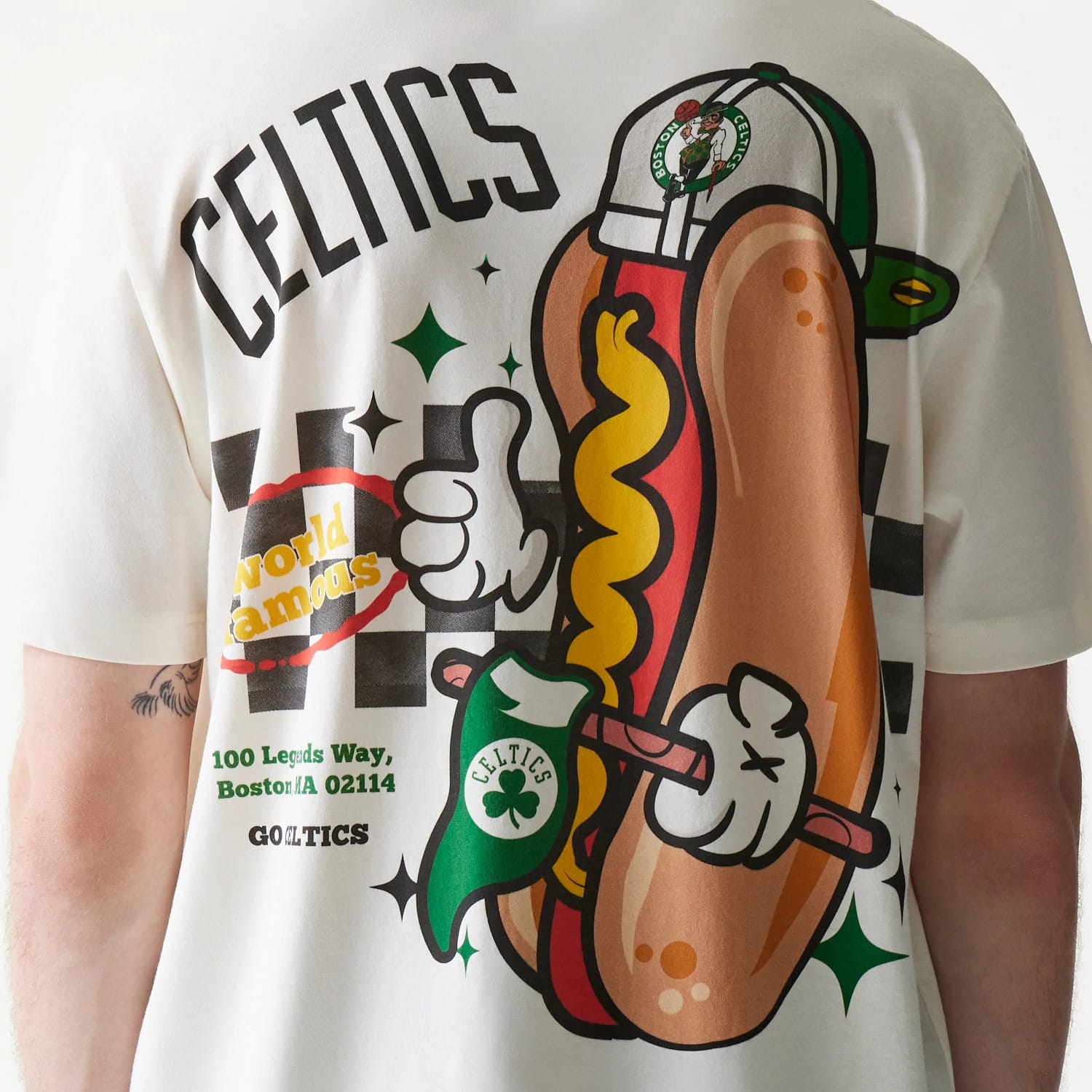 The model is wearing this NBA  Hotdog Boston Celtics T-Shirt in cream. 2