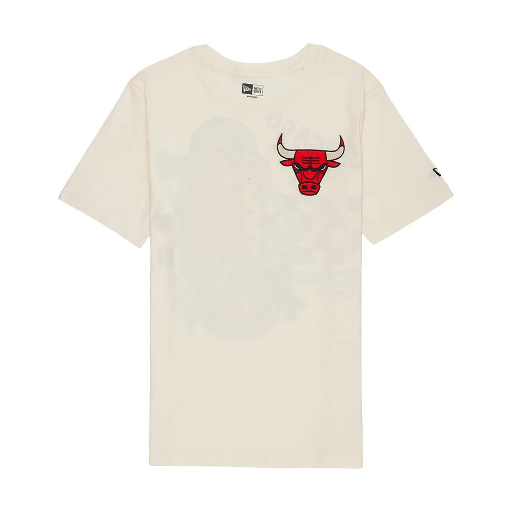 The model is wearing this NBA Hotdog Chicago Bulls T-Shirt in cream. 1