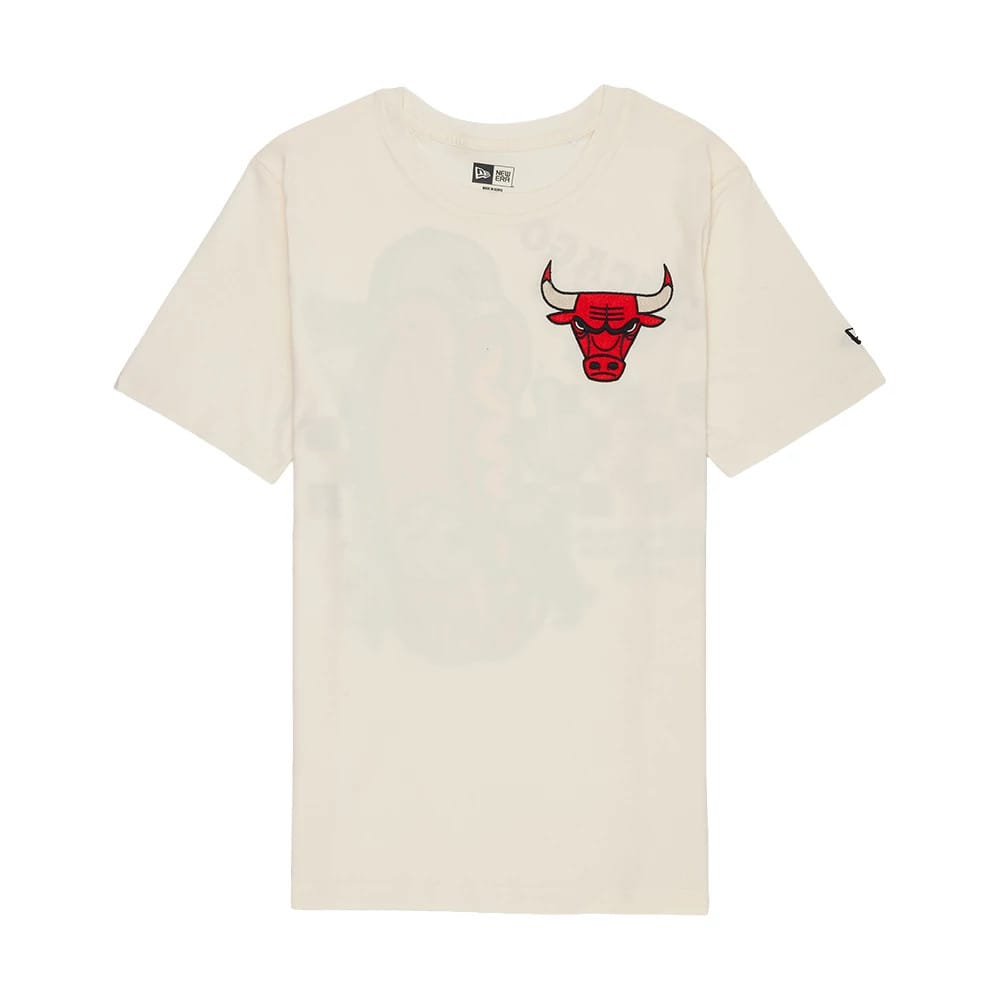 The model is wearing this NBA Hotdog Chicago Bulls T-Shirt in cream. 1