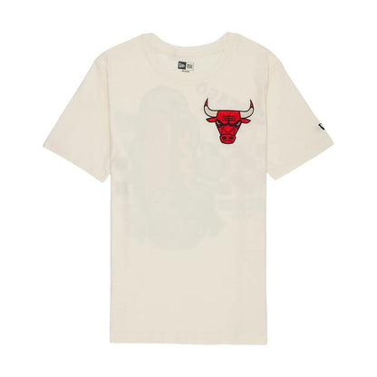 The model is wearing this NBA Hotdog Chicago Bulls T-Shirt in cream. 1