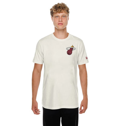 The model is wearing this NBA Hotdog Miami Heat T-Shirt in cream. 1