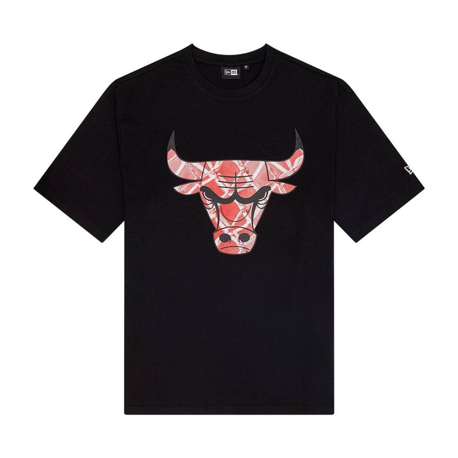 The Male model is wearing Chicago Bulls NBA Arch Graphic Black Oversized T-Shirt 1