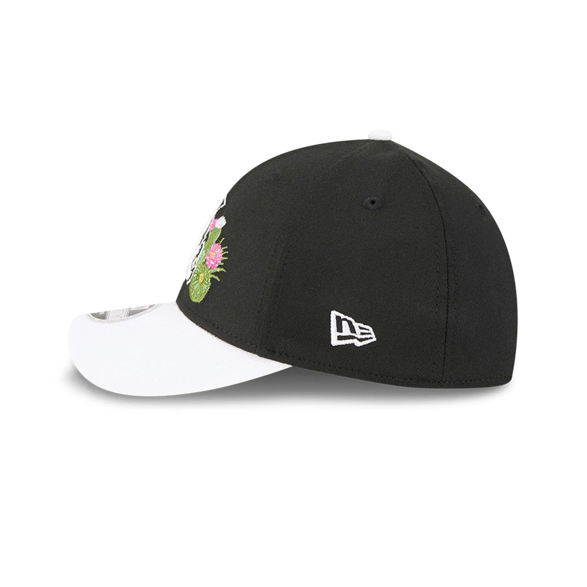Pictured is this MLB Spring Training 2026 Chicago White Sox 39THIRTY M-Crown Stretch Fit cap in black. 6