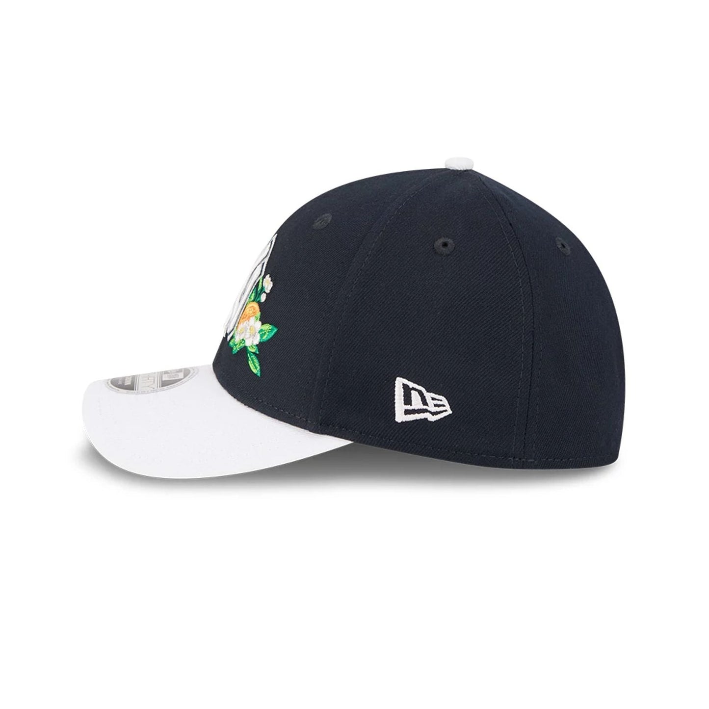 Pictured is this MLB Spring Training 2026 New York Yankees 39THIRTY M-Crown Stretch Fit cap in navy. 6